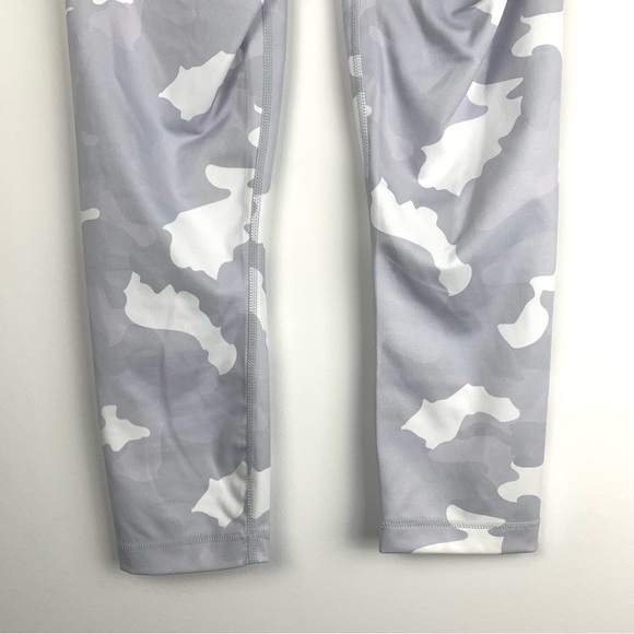 Yogalicious Lux Women’s Small Leggings Gray Camo Capri Pull On Yoga Gym Sports - Picture 8 of 9